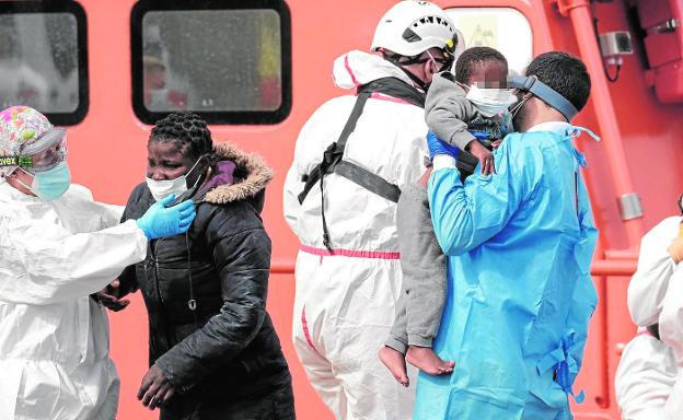 El Gobierno defiende su gestión en Menores y Torres arropa a la consejera Noemí Santana