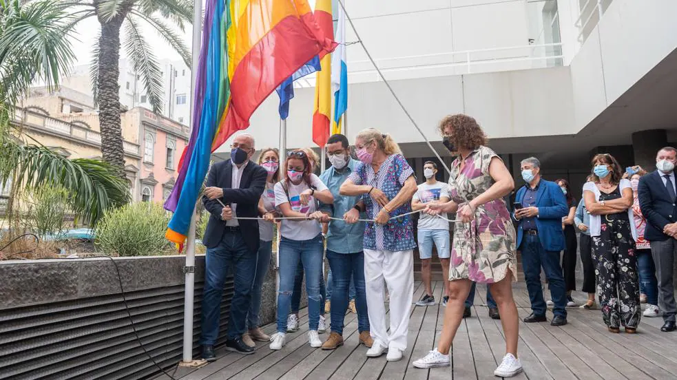 El Cabildo de Gran Canaria iza la bandera arcoiris con motivo del Día Internacional del Orgullo LGTBI