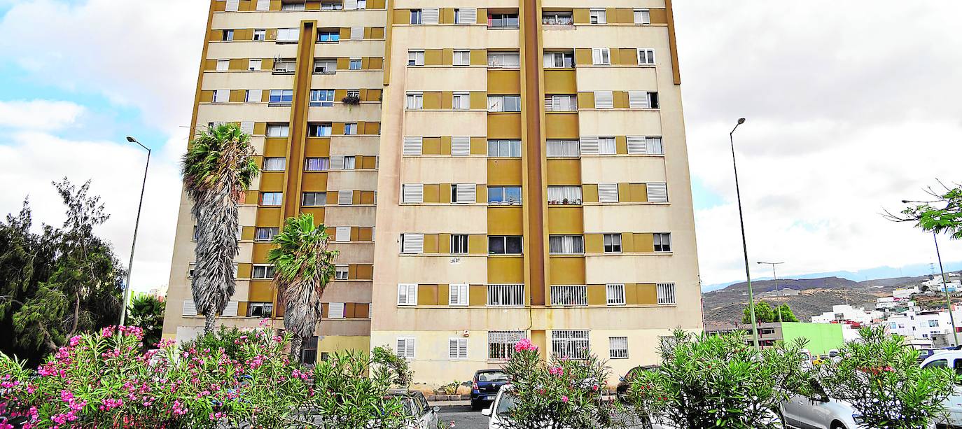 El varón que sacó al bebé por la ventana fue condenado por abusar de dos hijas menores