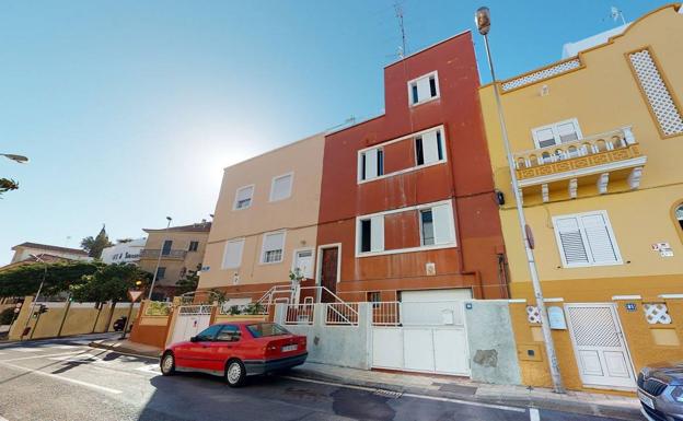 Un varón herido tras la colisión de un turismo y un patinete en Tenerife