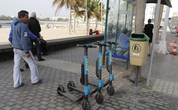 Arrecife busca cómo deshacerse de 80 patinetes almacenados en el potrero