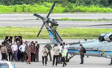 El presidente colombiano promete firmeza al salir ileso de un ataque contra su helicóptero