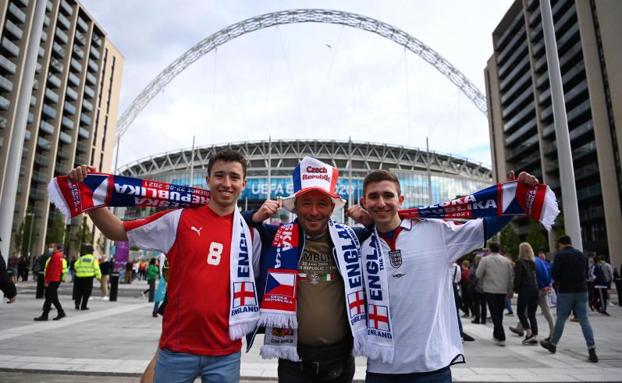 Aficionados ingleses en las inmediaciones de Wembley. /Efe