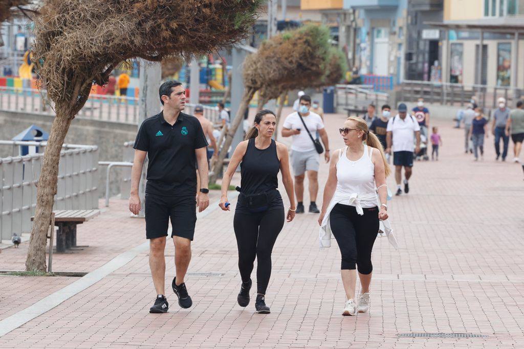 Canarias se echa a la calle sin mascarilla con prudencia