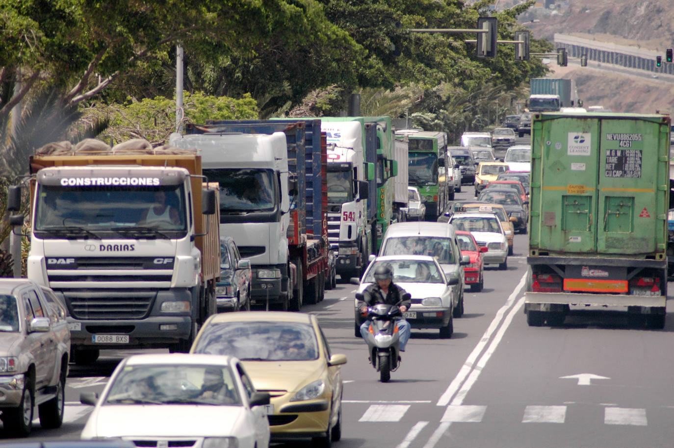 Un motorista sufre heridas en su cara al caerse de la moto