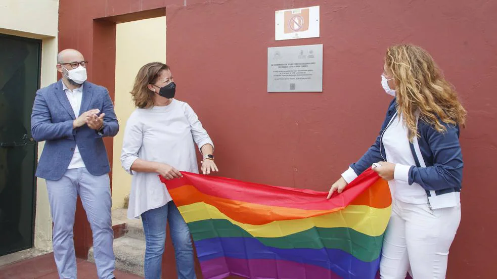 El Gobierno de Canarias y el Ayuntamiento Las Palmas de Gran Canaria descubren una placa homenaje al colectivo LGTBI