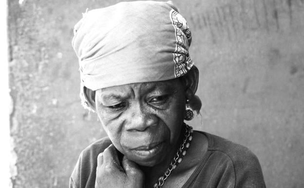 Se inaugura en Moya la muestra colectiva que aúna fotografía y poesía, 'La piel tiene sus razones'