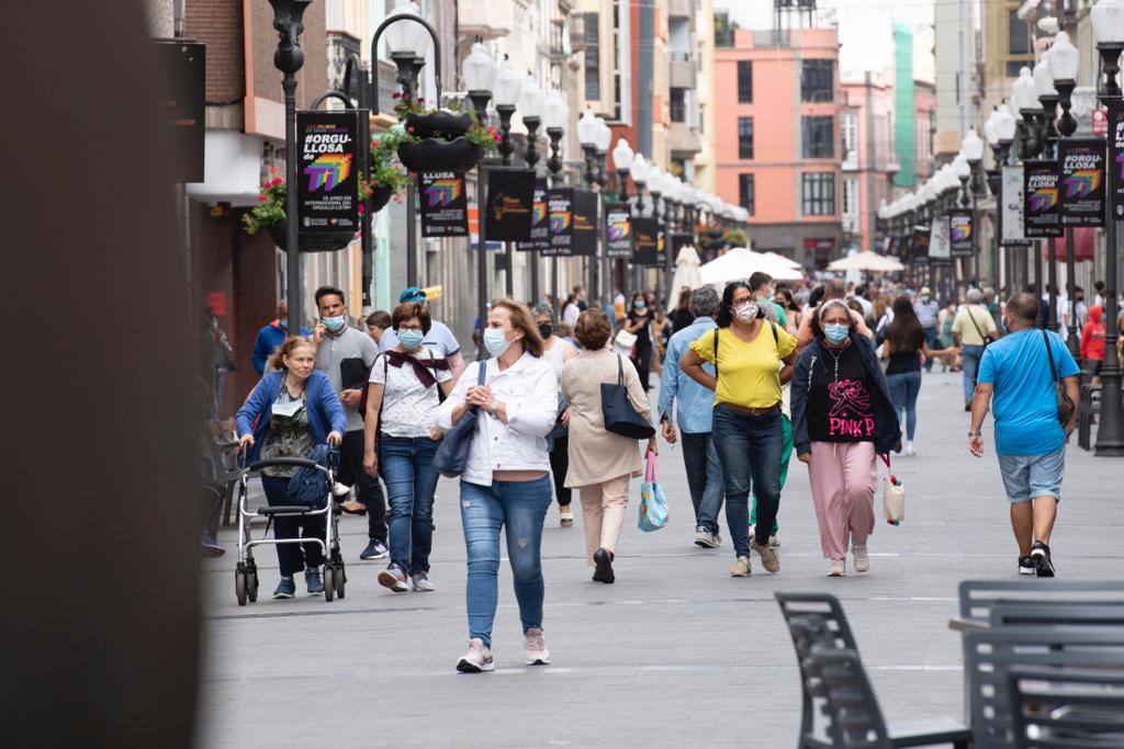 Las mascarillas siguen presentes en las calles canarias