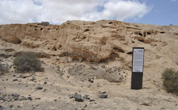 Cartelería informativa contra los atentados en el yacimiento del barranco de los Encantados