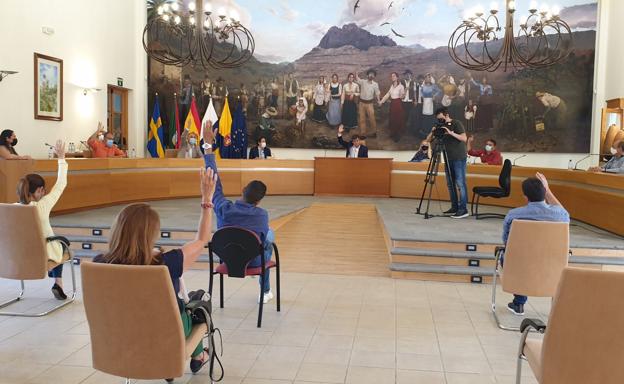 El tripartito de Santa Lucía hace piña y libra de la reprobación al alcalde y al edil Sánchez