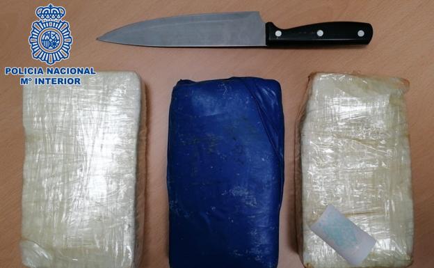 El juez lo manda a prisión por tirar tres kilos de coca a la policía y guardar ocho más en su casa