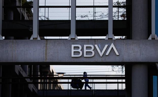 El juez del 'caso Villarejo' imputa al jefe de auditoría del BBVA