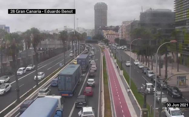Un camión averiado a la altura de la Base Naval, sentido sur, genera retenciones en la Avenida Marítima