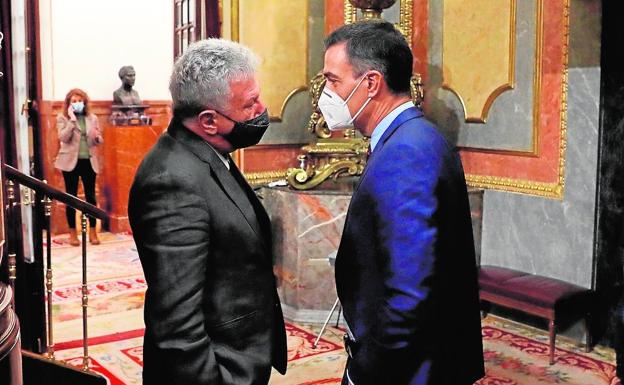 Pedro Quevedo habla con Pedro Sánchez.  / efe
