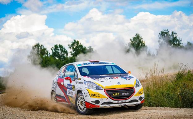 Rogelio Peñate encumbra a un niño en el Rally Liepaja celebrado en Letonia