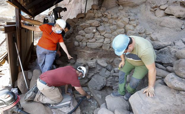 «La arqueología se aprende excavando»