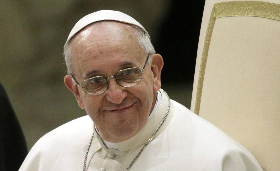 Operan al Papa Francisco por un problema de colon