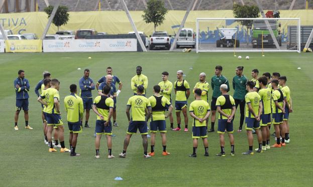 Pepe Mel, entrenador de Unión Deportive Las Palmas, dando instrucciones a sus jugadores en la primera jornada de trabajo de la pretemporada en Barranco Sec.  / UDLP