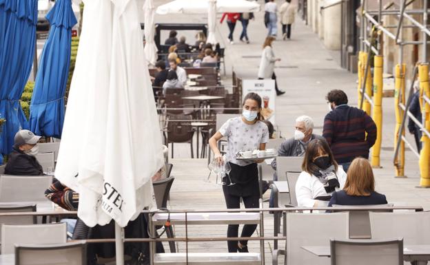 Ciudadanos consumiendo en una terraza de Madrid. 