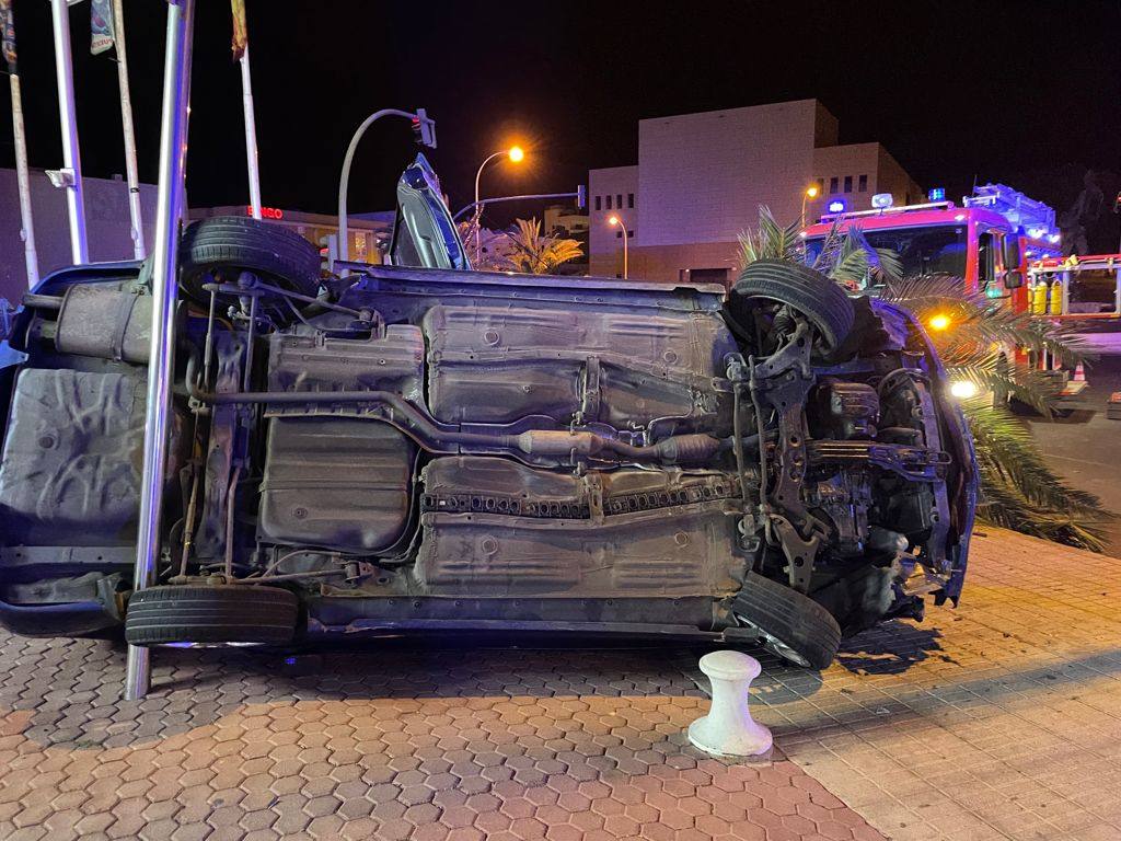 Queda atrapado en un coche tras un vuelco lateral en Arrecife