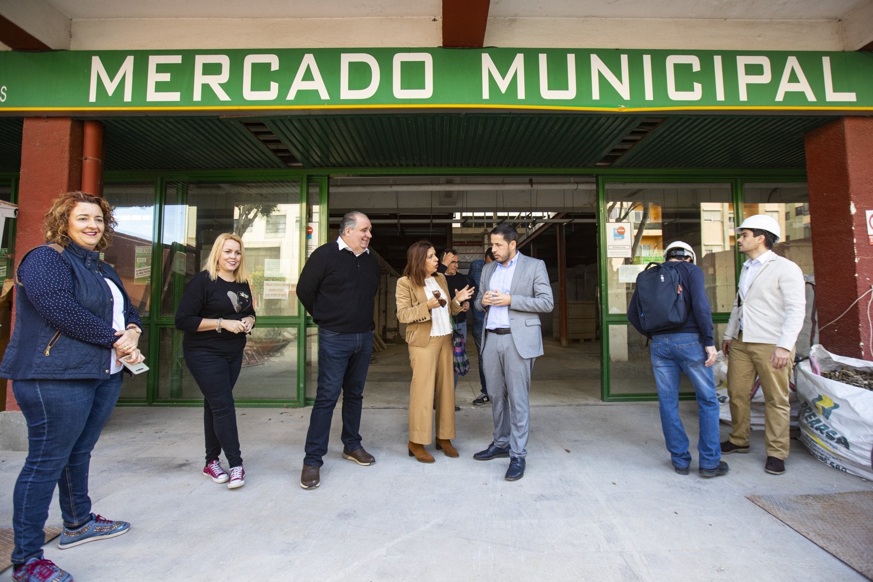 El Ayuntamiento inyectará otros 350.000 euros en el Mercado y asumirá arreglar el interior de los puestos