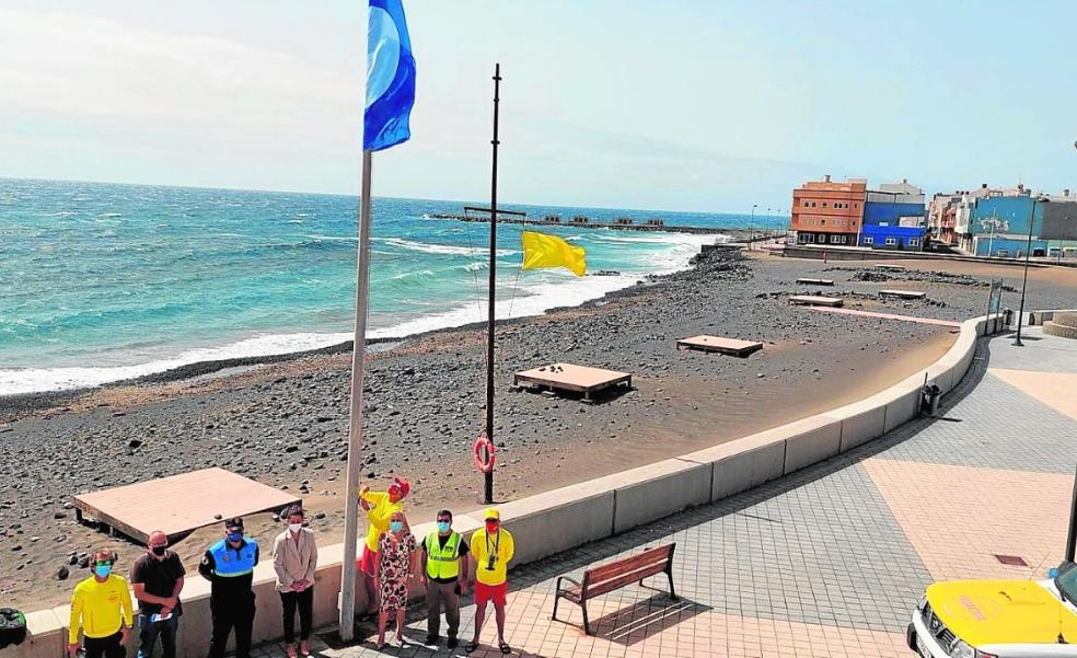 La playa de El Burrero ya luce su bandera azul