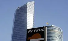 El juez imputa a Repsol y Caixabank por los contratos con Villarejo