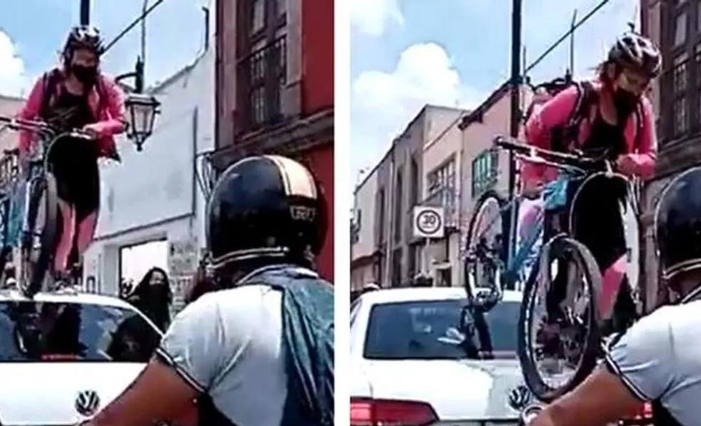 Una ciclista pasa por encima de un coche por aparcar en el carril bici