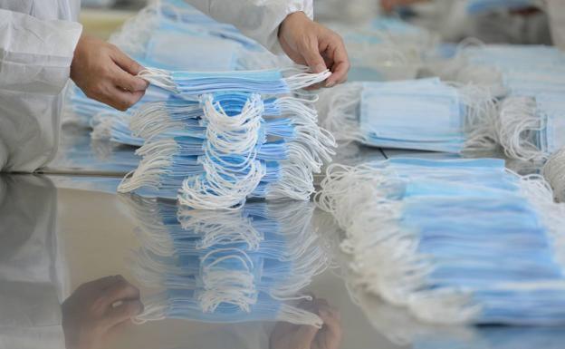 Reparten 20.000 mascarillas a personas vulnerables en la capital tinerfeña