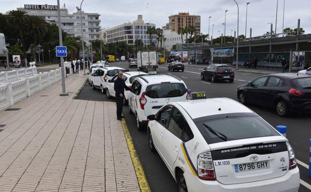 La nueva ayuda del Cabildo al taxi se limita a 1.000 de las 2.765 licencias