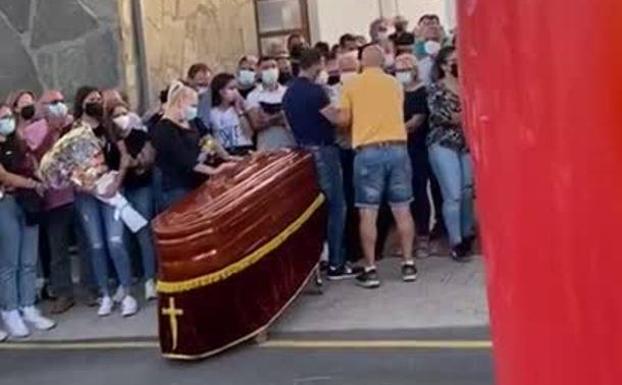 Un entierro con banda de música en La Aldea