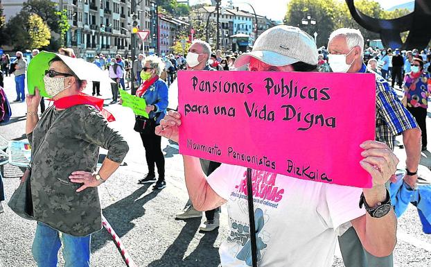 Una manifestación de pensionistas por las calles de Bilbao. /pankra nieto irma