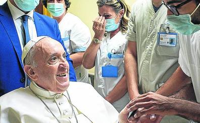 Francisco reza el Ángelus desde el hospital donde fue operado