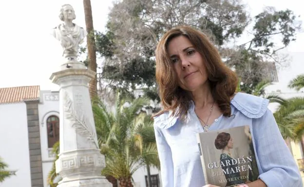 La escritora Mayte Uceda, ayer, con un ejemplar de su nueva novela, en la capital grancanaria. 