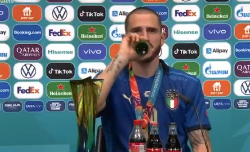 Bonucci bebe en sala de prensa la cerveza y la Coca Cola que censuraron Cristiano y Pogba