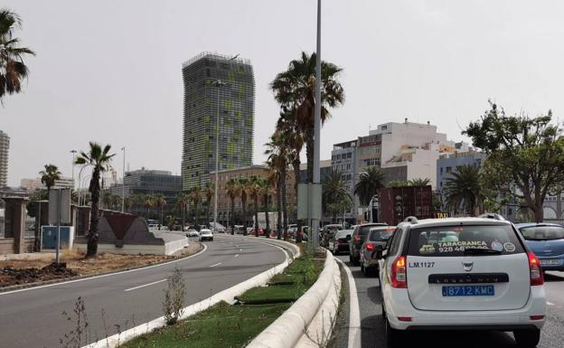 Colas en la Avenida Marítima por un coche averiado
