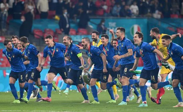 Los jugadores italiano festejan la conquista de la Eurocopa sobre el césped de Wembley.