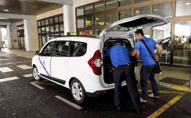 El Cabildo valora reponer el 'transfer' del taxi en Gando progresivamente