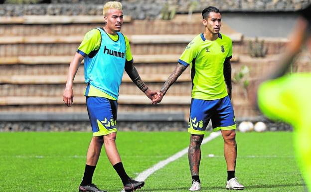 Peñaranda exhibe complicidad con un Araujo atento al AEK de Atenas