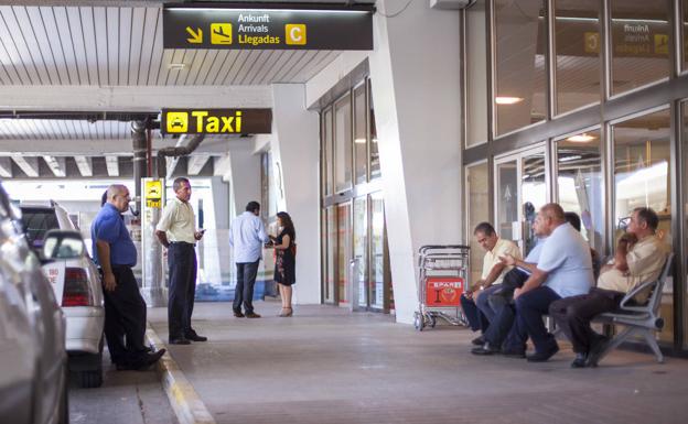 El Cabildo estima que el 'transfer' del taxi no volverá hasta la temporada alta