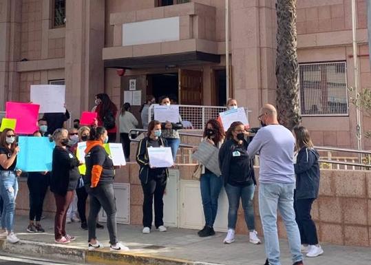 Pide ayuda ante un desahucio pese a estar al día en los pagos y ser una VPO vendida ilegalmente