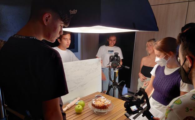 Tarta de manzana y bocadillo de pollo como reclamos de la matrícula en la Escuela de Arte