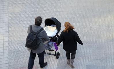 El Gobierno quiere ampliar los permisos de paternidad y maternidad a seis meses