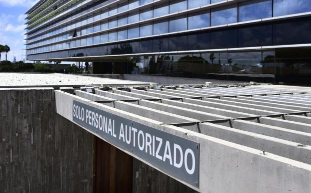 Una madre denuncia a su ex por enviar a la isla a su hija en avión siendo positivo Covid