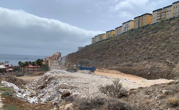 El Ayuntamiento de la capital grancanaria inicia la retirada de la escombrera del Lasso