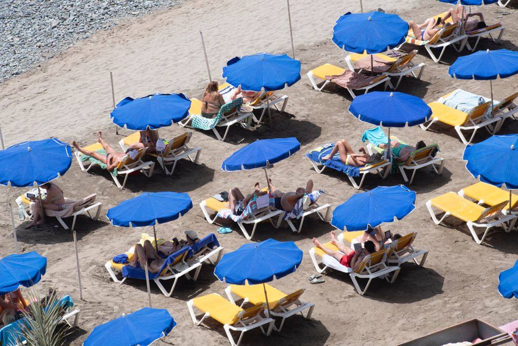 Los bañistas huyen del calor hacia el sur