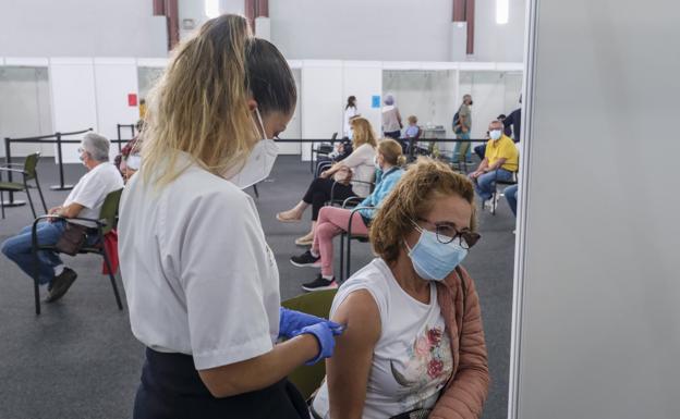 Acelerón final para llegar a vacunar al 70% de la población diana de Canarias este 31 de julio