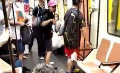 Lo agrede brutalmente en el Metro porque le pidió que usara la mascarilla