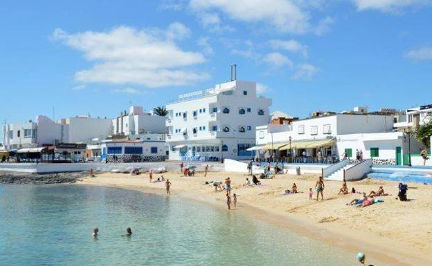 Le roba el móvil en Corralejo tras dejarlo inconsciente con la técnica del 'mataleón'