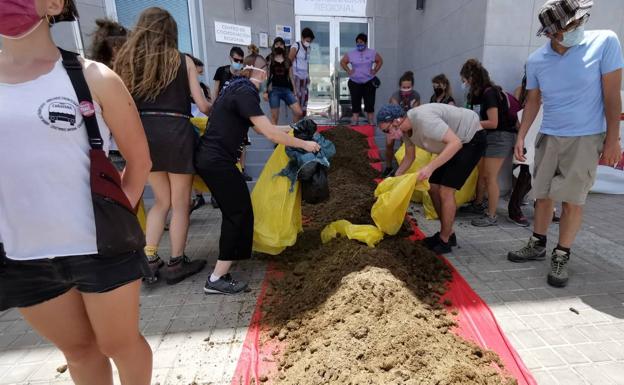 Esparcen 150 kilos de estiércol a la entrada de Frontex en Gran Canaria